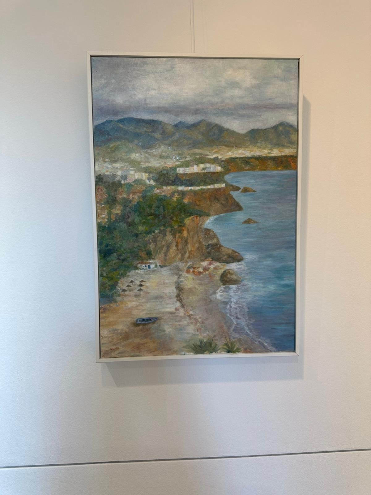Óleo de una vista aérea de la costa de Nerja con playa, sombrillas y acantilados.