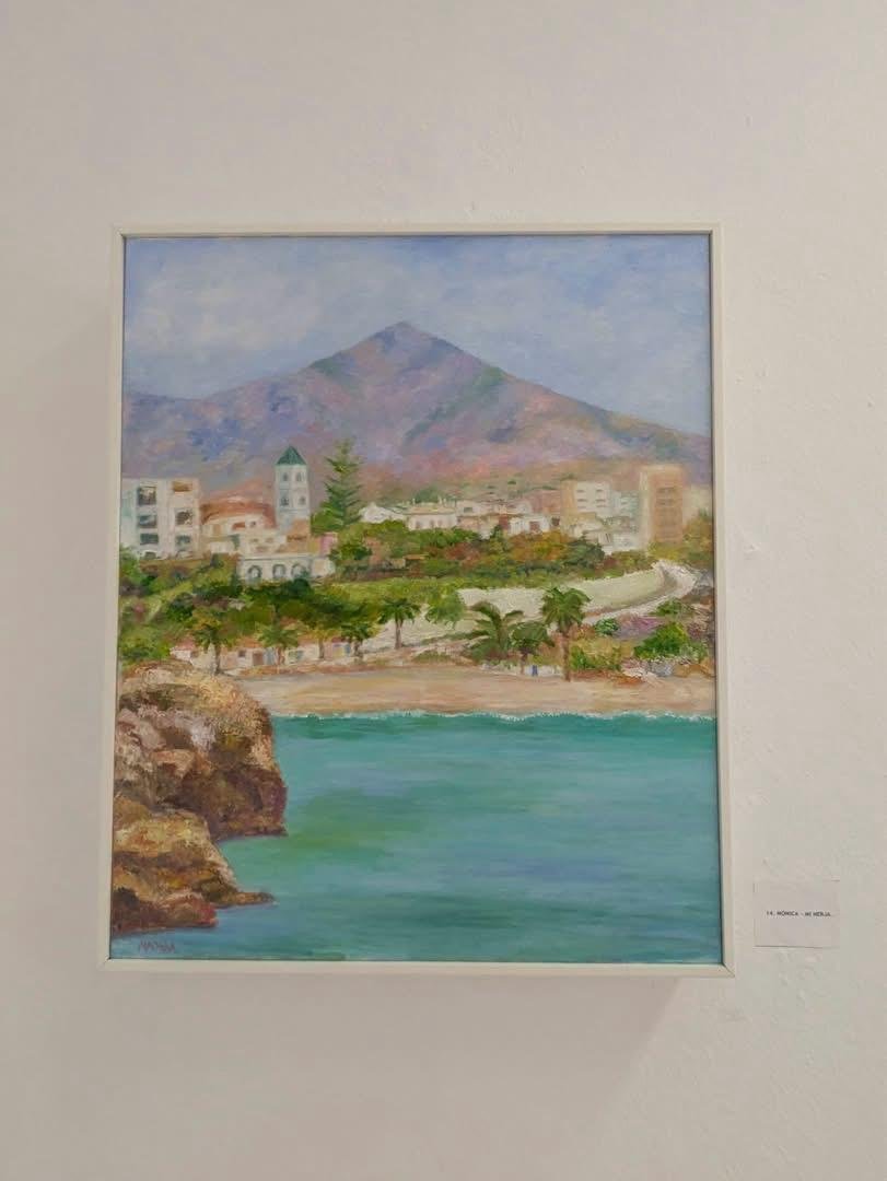 Óleo panorámico de Nerja con la torre de la iglesia, el monte y una cala en calma.