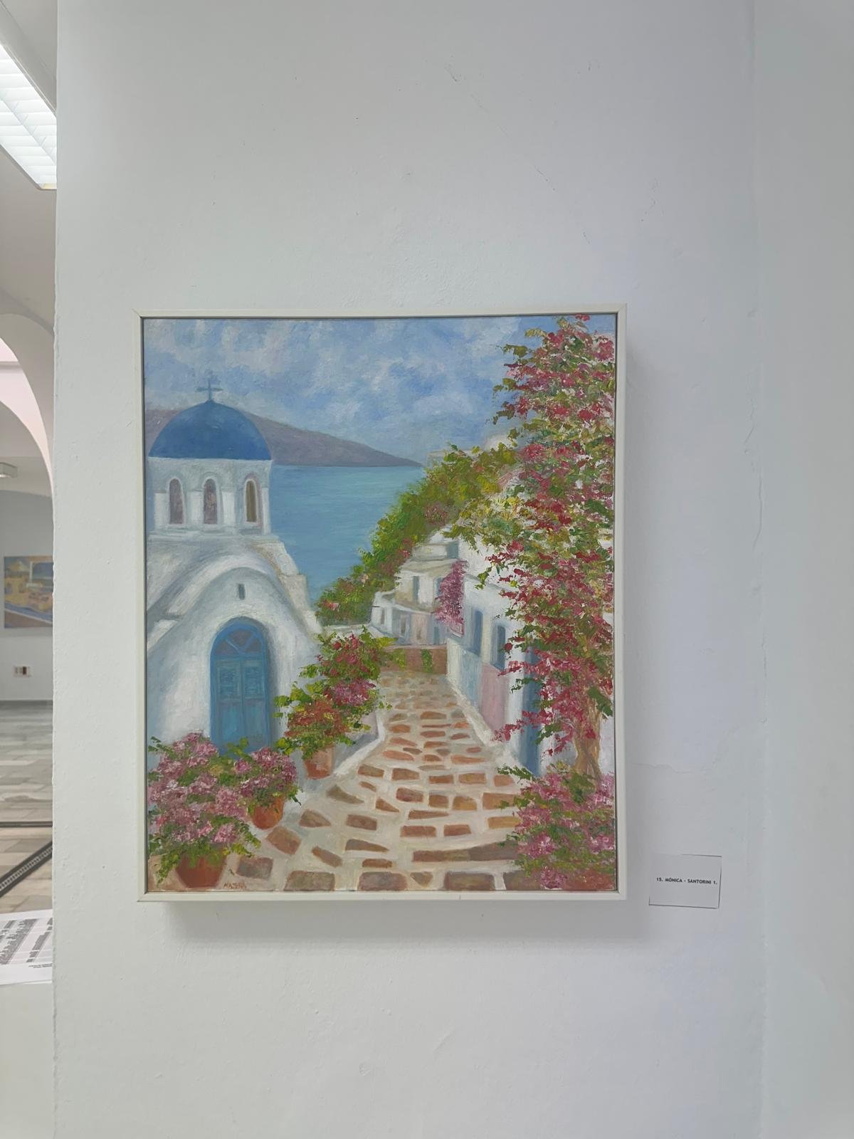 Óleo de una calle empedrada de Santorini con cúpula azul y buganvillas en flor.