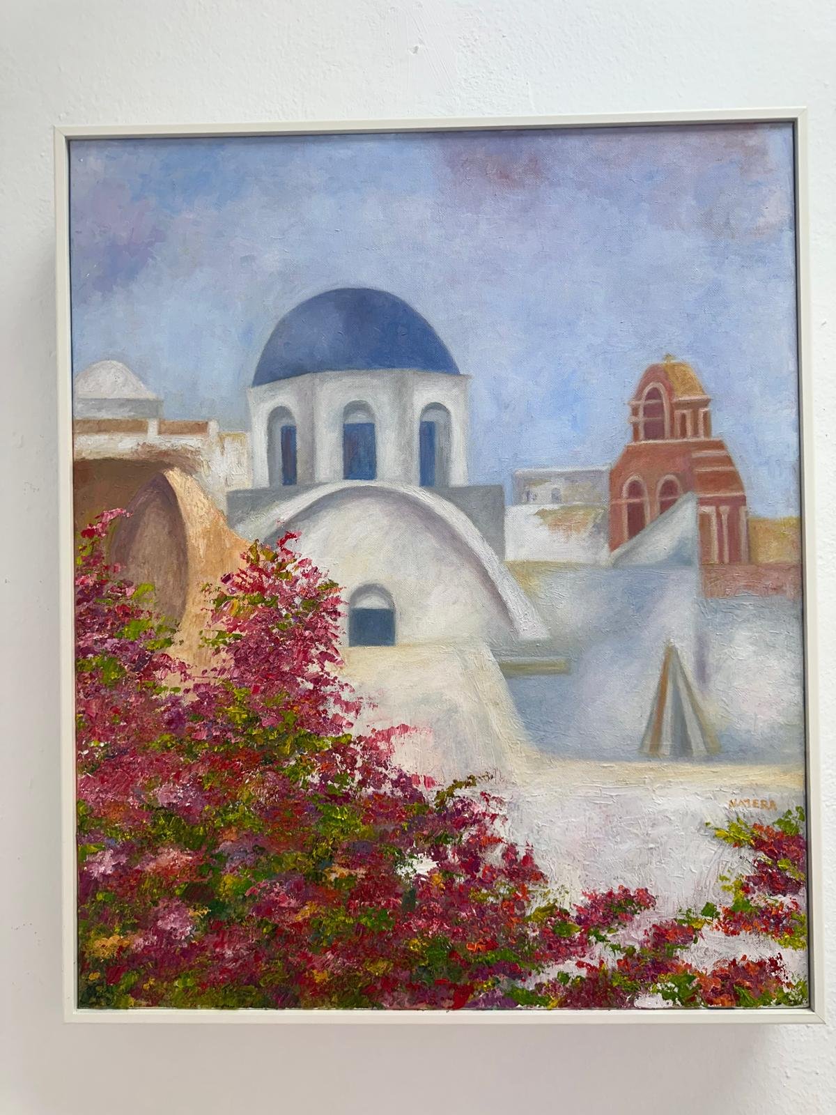 Óleo de una cúpula azul y un campanario de Santorini entre buganvillas en flor.